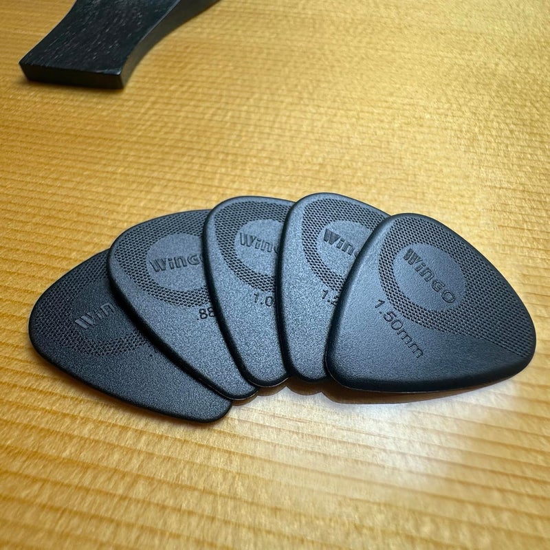 Wingo أوتار جيتار مع نقش مضغوط، أوتار غير قابلة للانزلاق 5 عبوات (073، 088، 1.0، 1.25، 1.5 مم) للجيتارات الصوتية والكهربائية - لون أسود. - Image 3